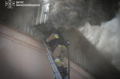 Наслідки російського удару по складських приміщеннях і відділенню пошти в Миколаєві, ілюстративне фото з місця події