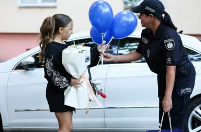 Поліцейські супроводжують доньку загиблого колеги до навчального закладу в Миколаєві