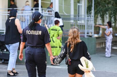 Поліцейські супроводжують доньку загиблого колеги до навчального закладу в Миколаєві