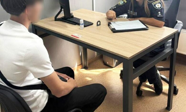 Двір будинків у Миколаєві, де повідомили про ймовірні постріли