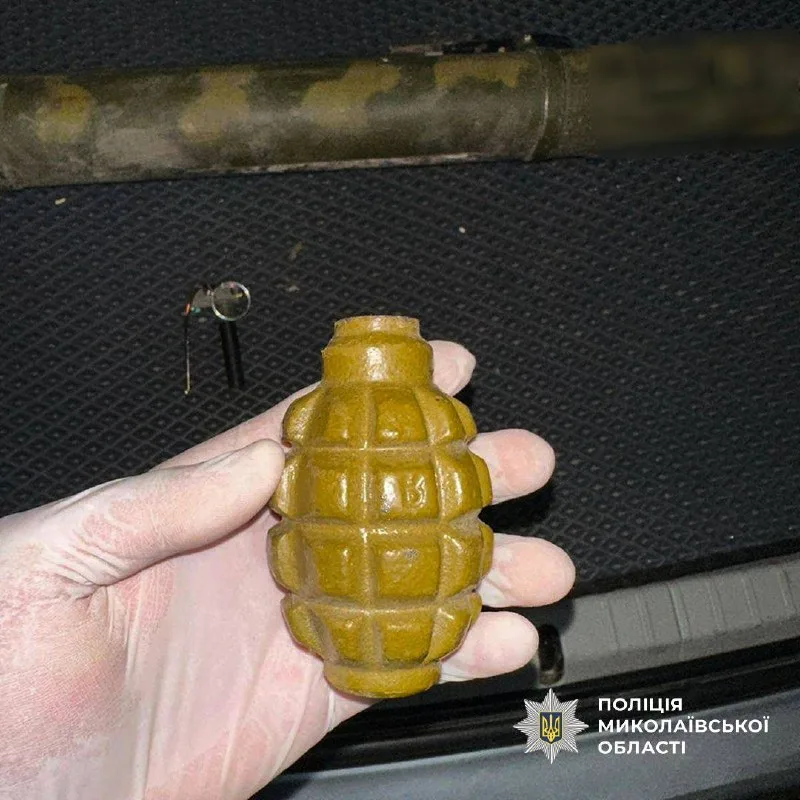 Полицейские изъяли гранатомёт, корпус гранаты Ф-1, запал и деньги после незаконной продажи в Николаеве