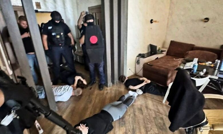 Орендована квартира, переобладнана під шахрайський call-центр у Миколаєві, і вилучена під час обшуку техніка