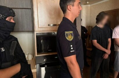 Орендована квартира, переобладнана під шахрайський call-центр у Миколаєві, і вилучена під час обшуку техніка