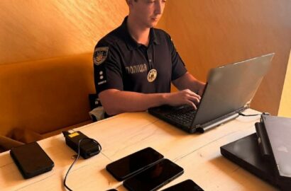 Орендована квартира, переобладнана під шахрайський call-центр у Миколаєві, і вилучена під час обшуку техніка