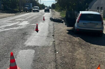 Наслідки ДТП за участю автомобіля Ford Fiesta та мопеда Honda у Вознесенську