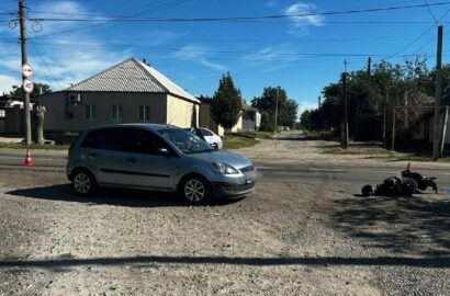 Наслідки ДТП за участю автомобіля Ford Fiesta та мопеда Honda у Вознесенську