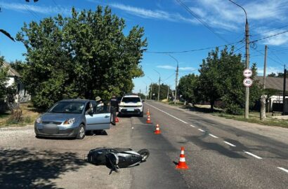 Наслідки ДТП за участю автомобіля Ford Fiesta та мопеда Honda у Вознесенську