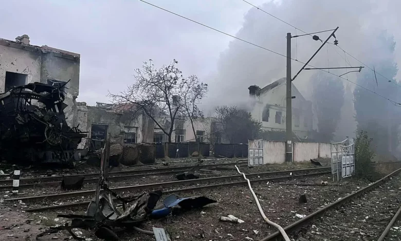Наслідки російського балістичного удару по залізничному депо в Києві