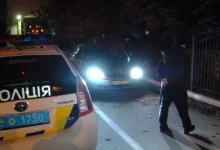 Патрульні поліцейські оформлюють адміністративні матеріали на п’яного чоловіка біля супермаркету в Миколаєві