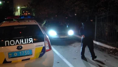 Патрульні поліцейські оформлюють адміністративні матеріали на п’яного чоловіка біля супермаркету в Миколаєві