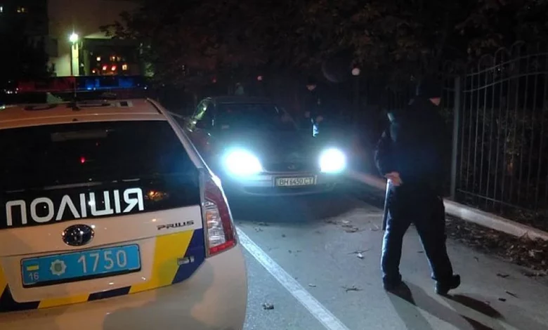 Патрульні поліцейські оформлюють адміністративні матеріали на п’яного чоловіка біля супермаркету в Миколаєві