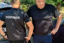 Ілюстрація із водійським посвідченням і грошима у справі про обіцянку домовитися щодо складання іспитів на Миколаївщині