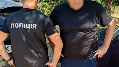 Ілюстрація із водійським посвідченням і грошима у справі про обіцянку домовитися щодо складання іспитів на Миколаївщині