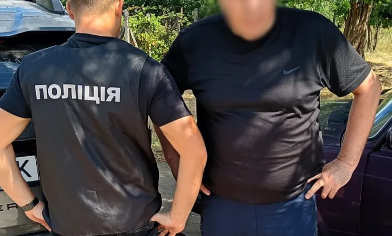 Ілюстрація із водійським посвідченням і грошима у справі про обіцянку домовитися щодо складання іспитів на Миколаївщині