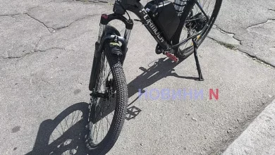 Велосипедист і автомобіль після інциденту в Миколаєві