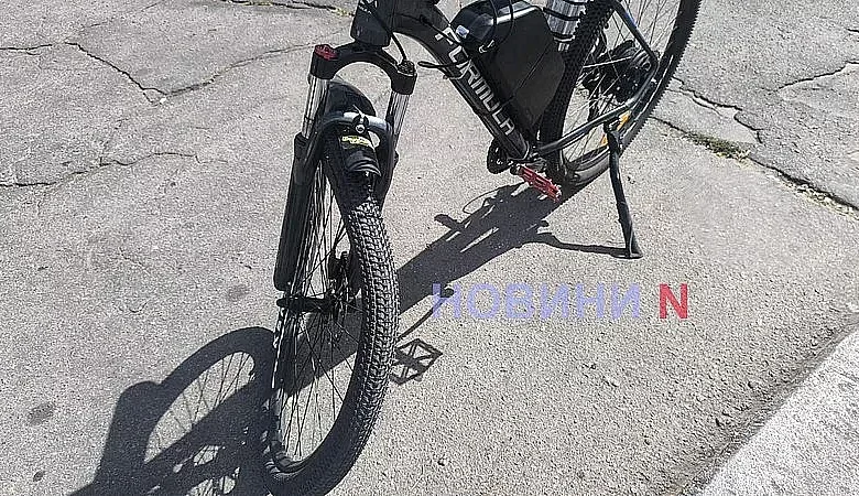 Велосипедист і автомобіль після інциденту в Миколаєві