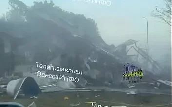 Практично зруйнована АЗС «Укрнафта» на трасі Миколаїв—Одеса після атаки