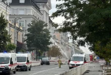 Пожежа на даху нежитлової будівлі після падіння уламків російського безпілотника в Києві