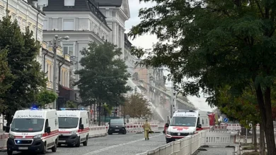 Пожежа на даху нежитлової будівлі після падіння уламків російського безпілотника в Києві