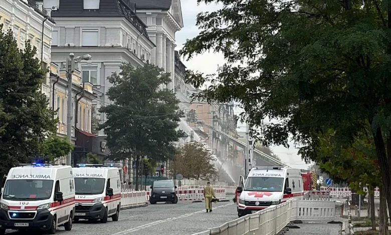 Пожежа на даху нежитлової будівлі після падіння уламків російського безпілотника в Києві