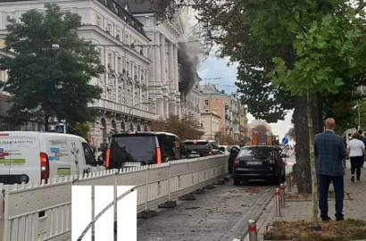 Пожежа на даху нежитлової будівлі після падіння уламків російського безпілотника в Києві