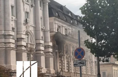 Пожежа на даху нежитлової будівлі після падіння уламків російського безпілотника в Києві