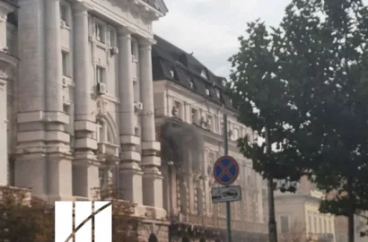 Пожежа на даху нежитлової будівлі після падіння уламків російського безпілотника в Києві