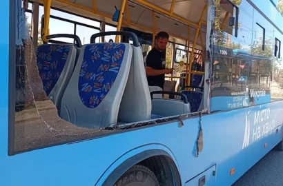 Наслідки ранкової атаки на Миколаїв: пошкоджені тролейбуси марки «Дніпро» та вибиті вікна