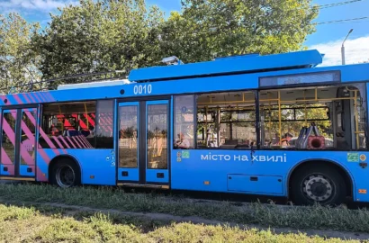 Наслідки ранкової атаки на Миколаїв: пошкоджені тролейбуси марки «Дніпро» та вибиті вікна