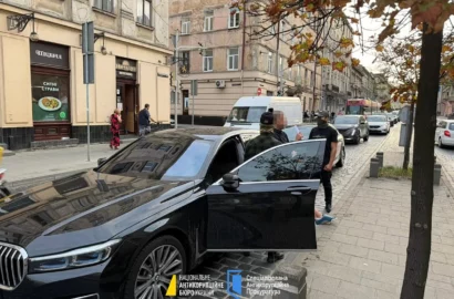 Ілюстрація до новини про викриття злочинної організації в Офісі генпрокурора, шахрайські кол-центри та легалізацію коштів