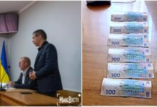 Олександра Берегового у 2016 році затримали за підозрою в отриманні хабара. Знайдені правоохоронцями гроші у скриньці (Фото: Миквісті)