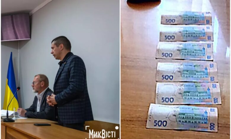 Олександра Берегового у 2016 році затримали за підозрою в отриманні хабара. Знайдені правоохоронцями гроші у скриньці (Фото: Миквісті)