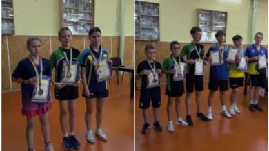 Кіра Стрижикова (в центрі серед дівчат) та її друзі по тенісу з КДЮСШ "Перемога"