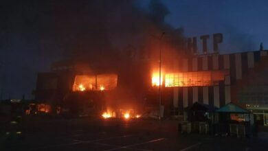 Російська дронова атака на торговельний центр «Епіцентр» у Первомайську