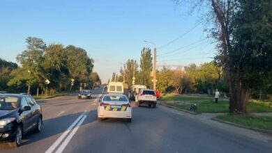 Мікроавтобус Mercedes Sprinter на місці ДТП із пішохідкою на вулиці Троїцькій у Миколаєві