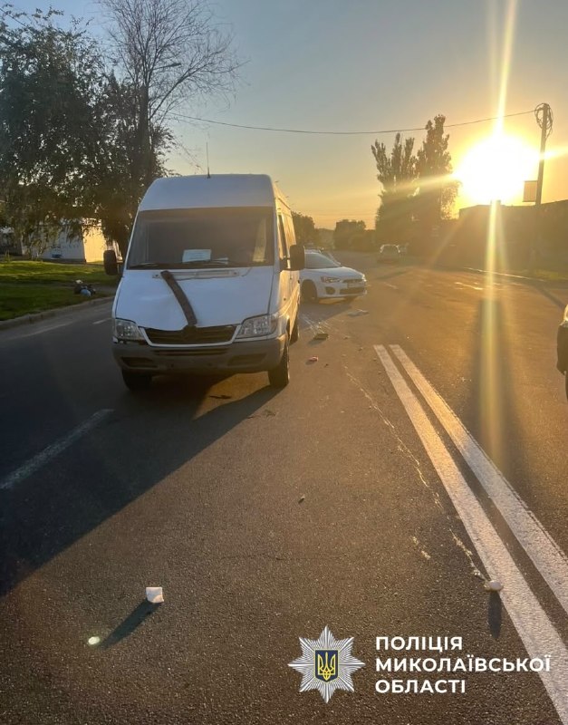 Микроавтобус Mercedes Sprinter на месте ДТП с пешеходом (женщиной) на улице Троицкой в Николаеве