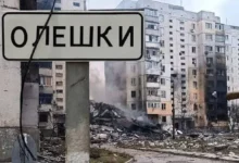 Вихід родини з дитиною з окупованих Олешок пішки