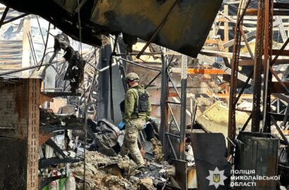 Наслідки російського удару по торговельному центру в Первомайську