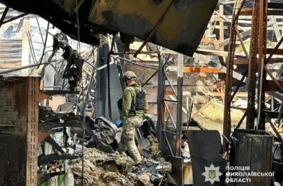 Наслідки російського удару по торговельному центру в Первомайську