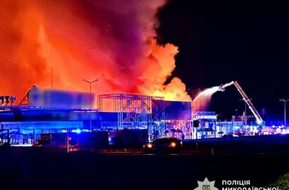 Наслідки російського удару по торговельному центру в Первомайську
