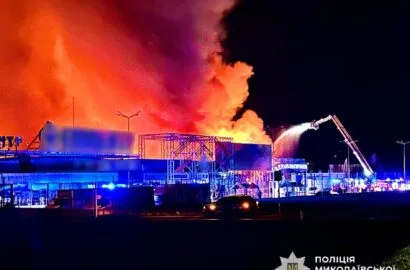Наслідки російського удару по торговельному центру в Первомайську