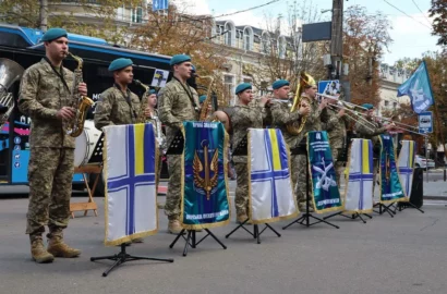 Виступ військового оркестру на зупинці громадського транспорту в Миколаєві