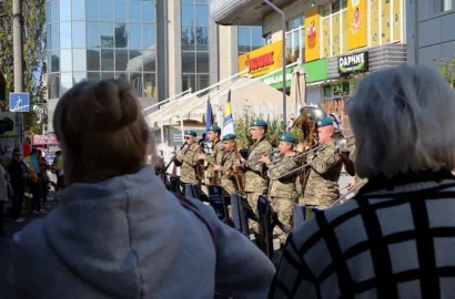 Виступ військового оркестру на зупинці громадського транспорту в Миколаєві