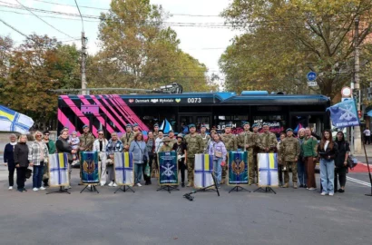 Виступ військового оркестру на зупинці громадського транспорту в Миколаєві
