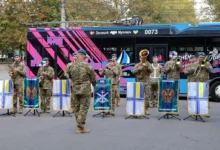 Виступ військового оркестру на зупинці громадського транспорту в Миколаєві