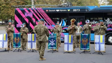 Виступ військового оркестру на зупинці громадського транспорту в Миколаєві