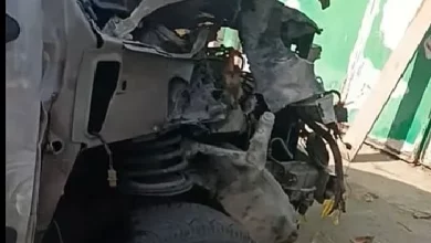 Автомобіль волонтера, пошкоджений ударом FPV-дрона в Лупаревому