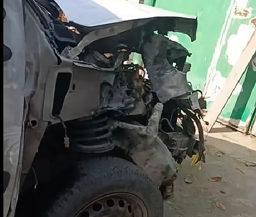 Автомобіль волонтера, пошкоджений ударом FPV-дрона в Лупаревому