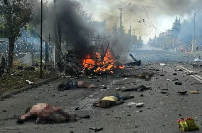 Наслідки російського удару по Краматорську, в епіцентрі якого опинилися два рейсові автобуси