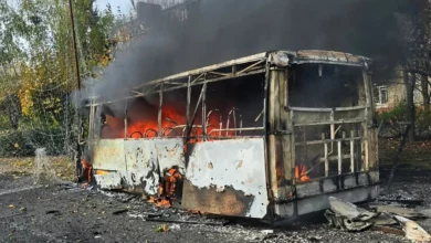 Наслідки російського удару по Краматорську, в епіцентрі якого опинилися два рейсові автобуси